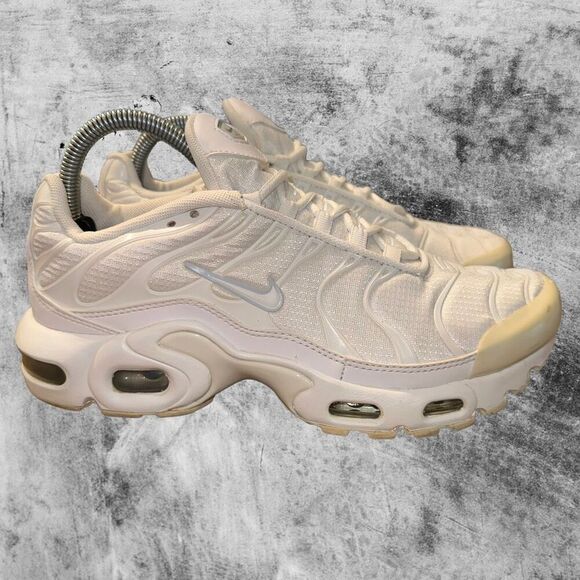 Nike Air Max Plus GS Youth Size 6.5Y Shoe Metallic Silver Running Sneaker 2020 - Picture 1 of 9